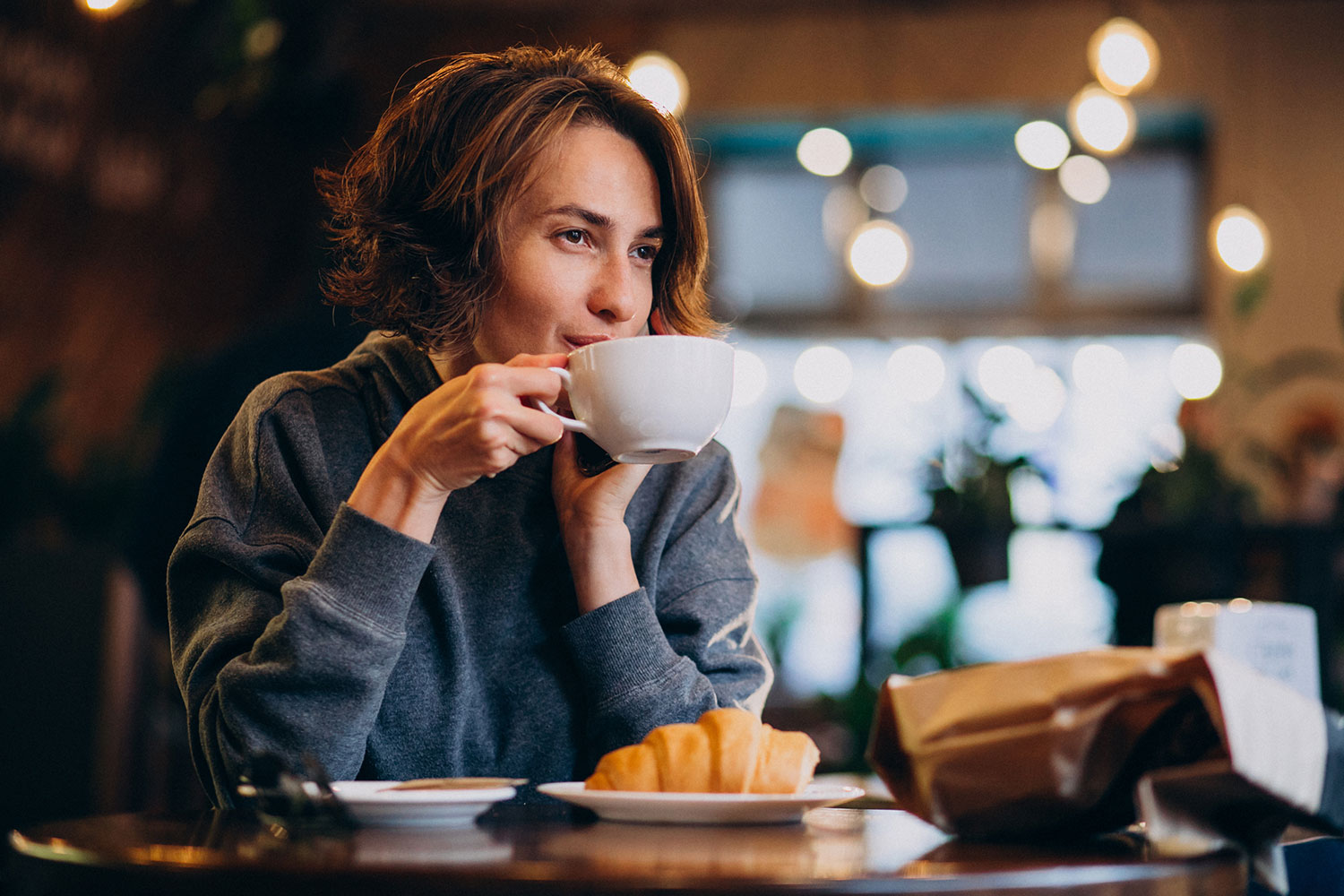 dona prenent un café